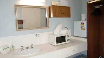 Standard Queen Room | Bathroom | Shower, free toiletries, hair dryer, towels