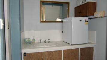 Frigobar, micro-ondas, chaleira elétrica, torradeira