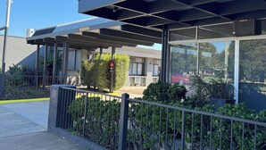 Front of property - Castle Motel Bairnsdale (Bairnsdale)