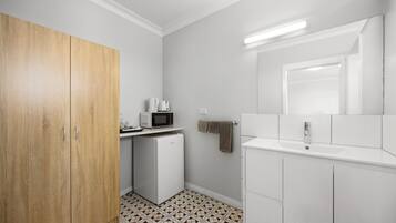 Shower, free toiletries, hair dryer, towels
