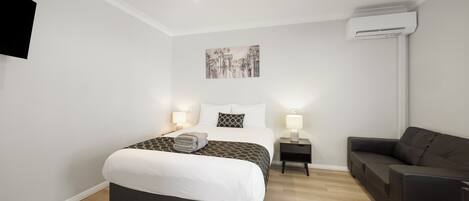 Deluxe Room (Spa) | Individually furnished, iron/ironing board, free WiFi, bed sheets