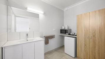 Chuveiro, produtos de toalete grátis, secador de cabelo