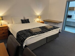 Chambre Deluxe, 1 très grand lit, rez-de-chaussée