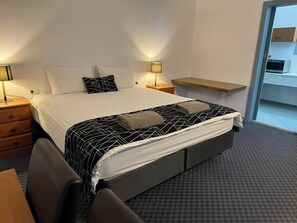 Deluxe Room, 1 King Bed, Ground Floor