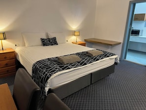 Deluxe-Zimmer, 1 King-Bett, Erdgeschoss | Individuell eingerichtet, Bügeleisen/Bügelbrett, kostenloses WLAN