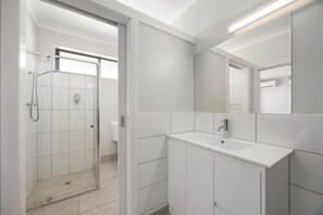 Superior Family Room  | Bathroom | Shower, free toiletries, hair dryer, towels - Castle Motel Bairnsdale (Bairnsdale)