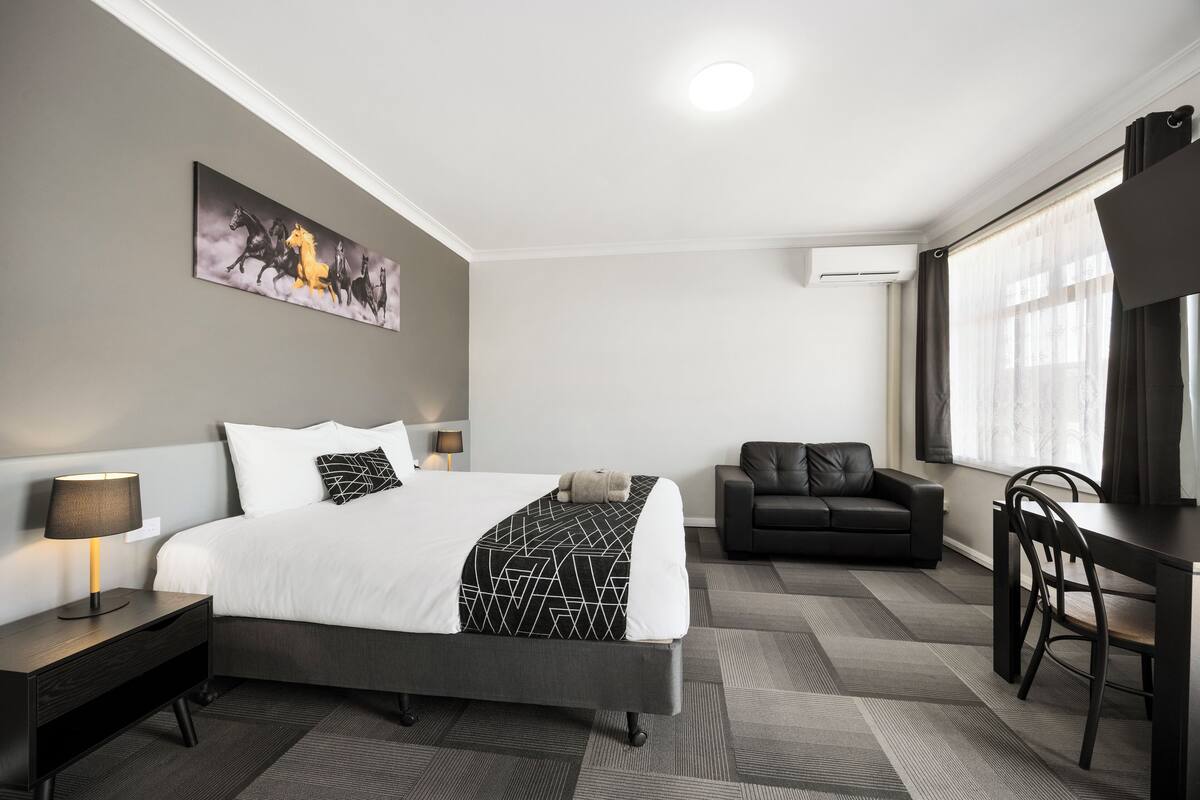 Deluxe Room, 1 King Bed, Ground Floor | Iron/ironing board, free WiFi, alarm clocks, individually furnished