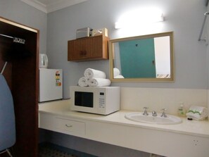 Standard Twin Room | Bathroom
