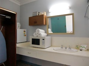 Standard Twin Room | Bathroom