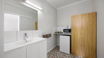 Quarto (3 Beds) | Banheiro | Chuveiro, produtos de toalete grátis, secador de cabelo