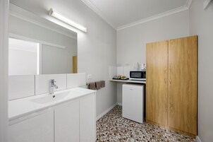 Family Room | Bathroom | Shower, free toiletries, hair dryer, towels