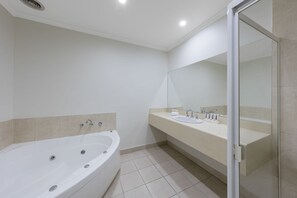 Suite, baignoire à jets | Salle de bain | Douche, articles de toilette gratuits, sèche-cheveux
