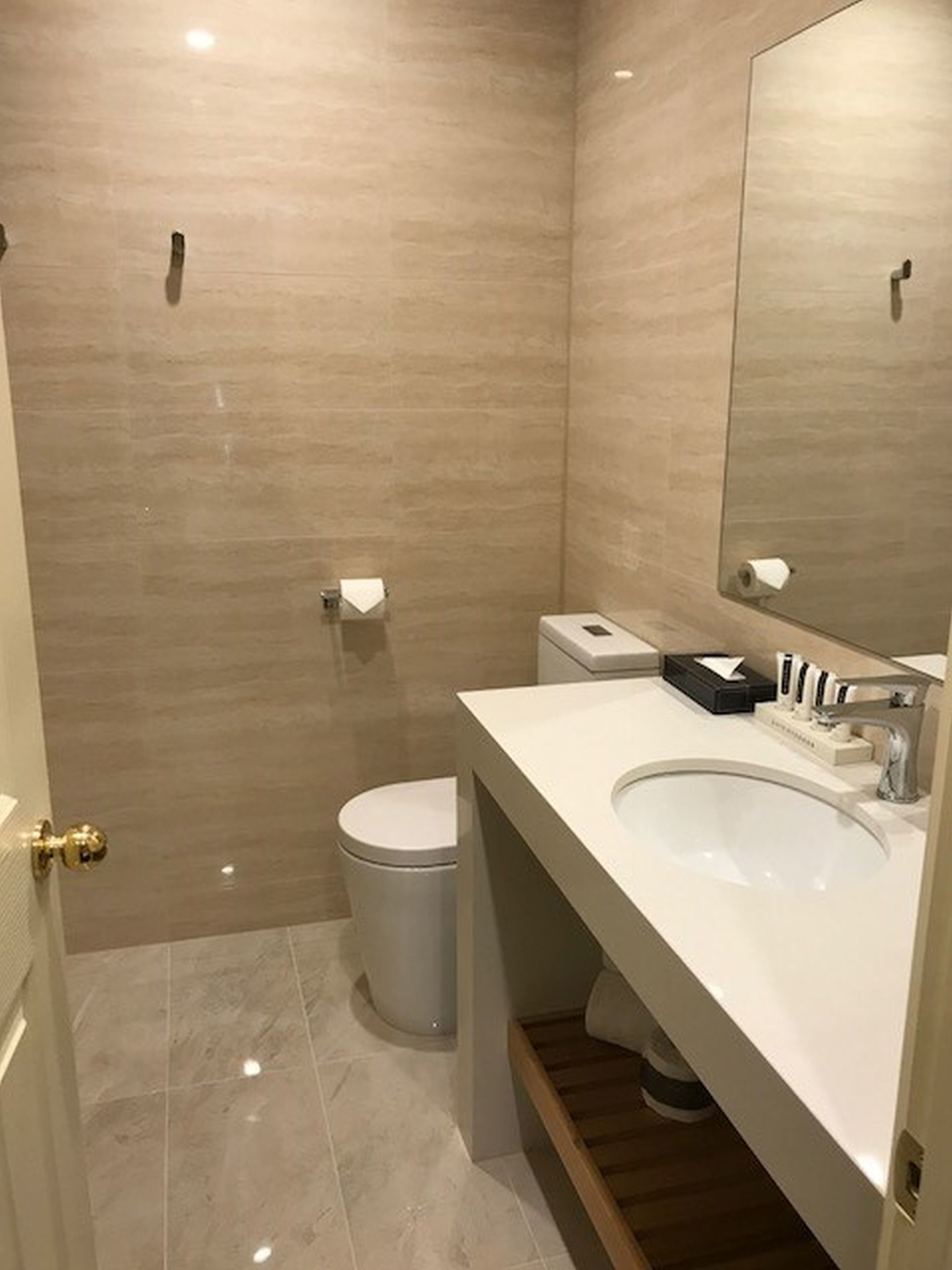 x standard suite | bathroom | shower, free toiletries, hair dryer, towels