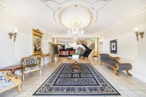 Lobby sitting area - Canterbury International Hotel (Forest Hill)