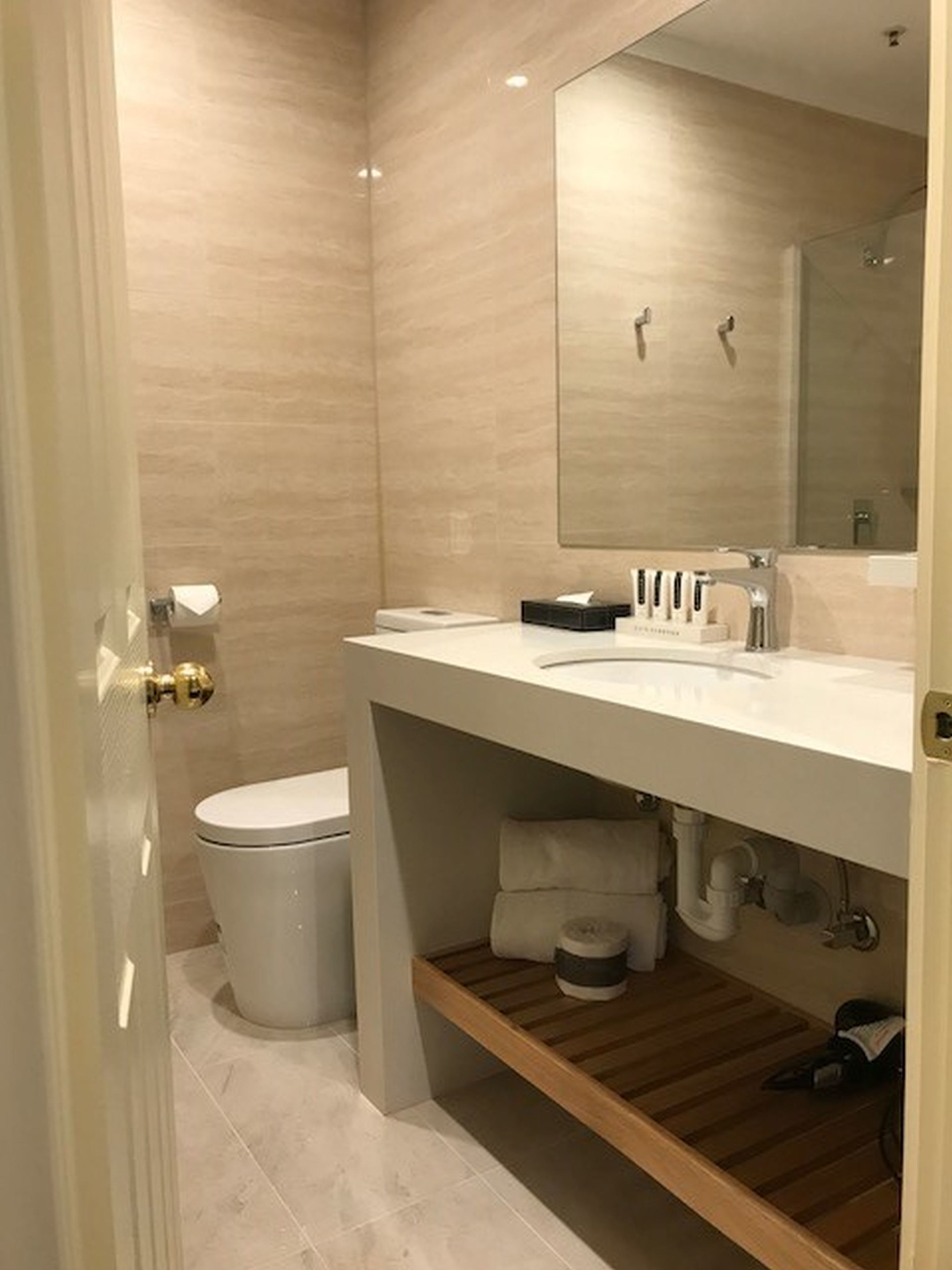 x standard suite | bathroom | shower, free toiletries, hair dryer, towels