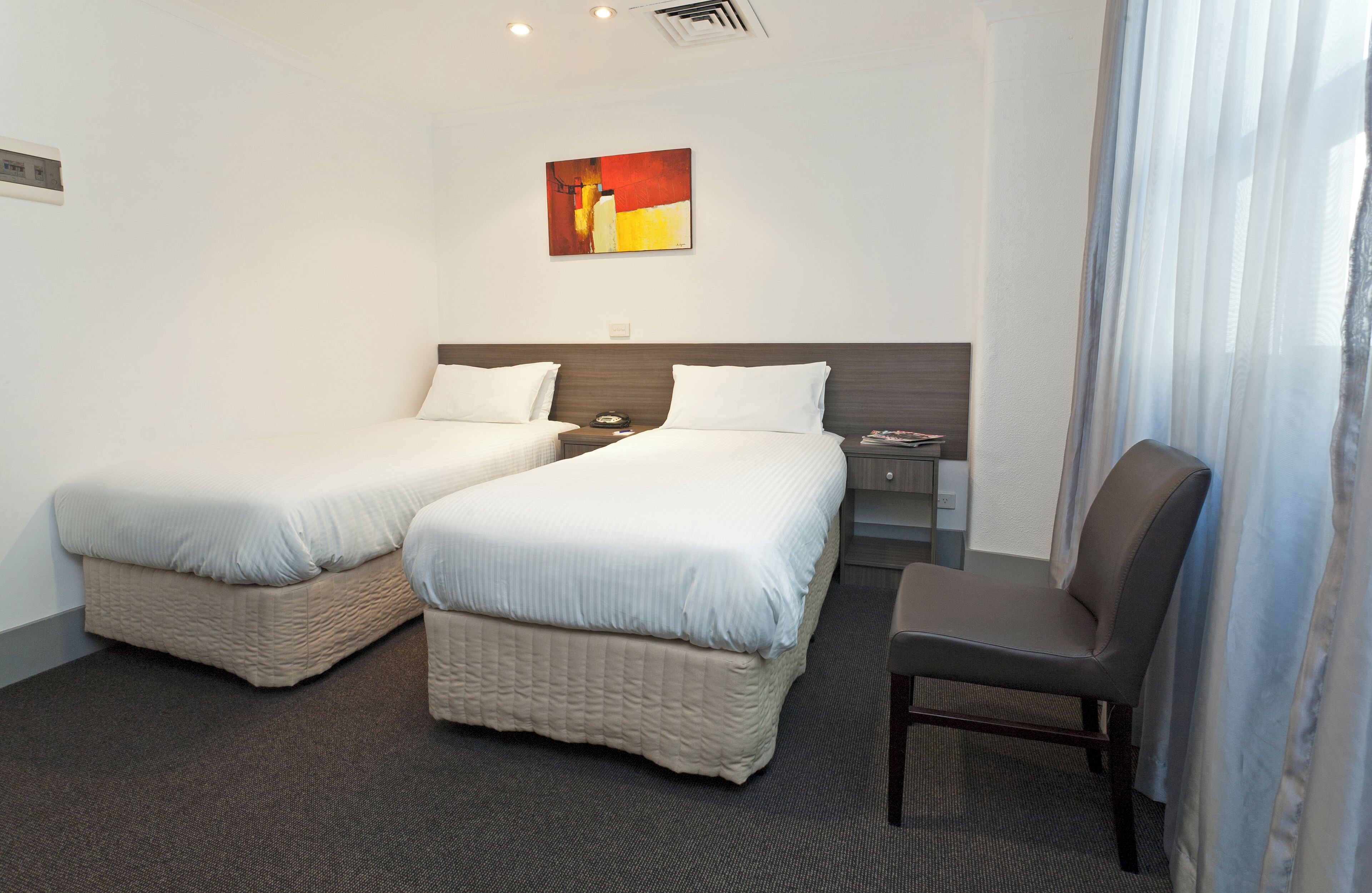 Quarto standard, 2 camas de solteiro | Cofres nos quartos, escrivaninha, cortinas blackout