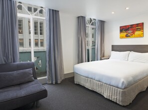 Quarto superior | Cofres nos quartos, escrivaninha, cortinas blackout