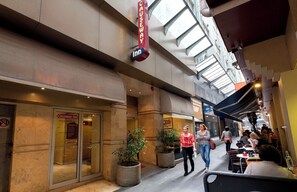 Outdoor dining - Causeway Inn On The Mall (Melbourne)