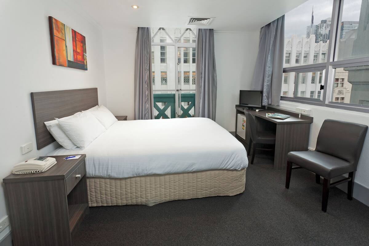 Standard Queen Room - City View | In-room safe, desk, blackout drapes, soundproofing