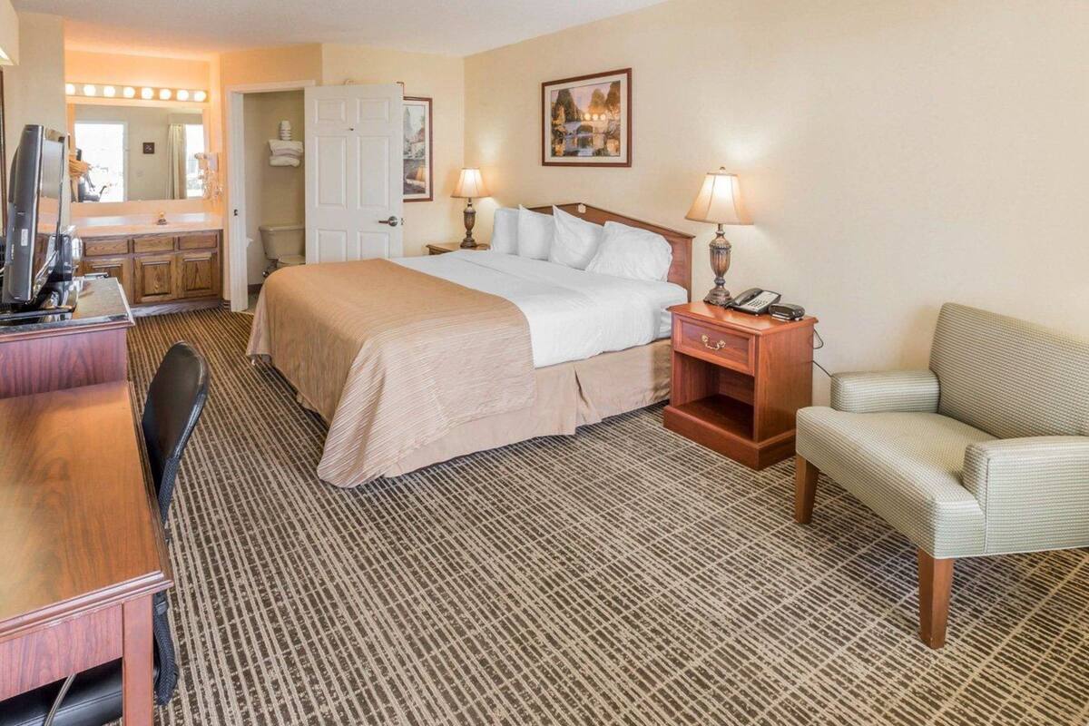 Pillowtop beds, desk, iron/ironing board, free WiFi