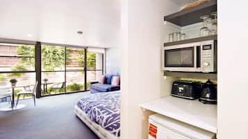 Standard Studio Spa Suite | Living room | TV, DVD player