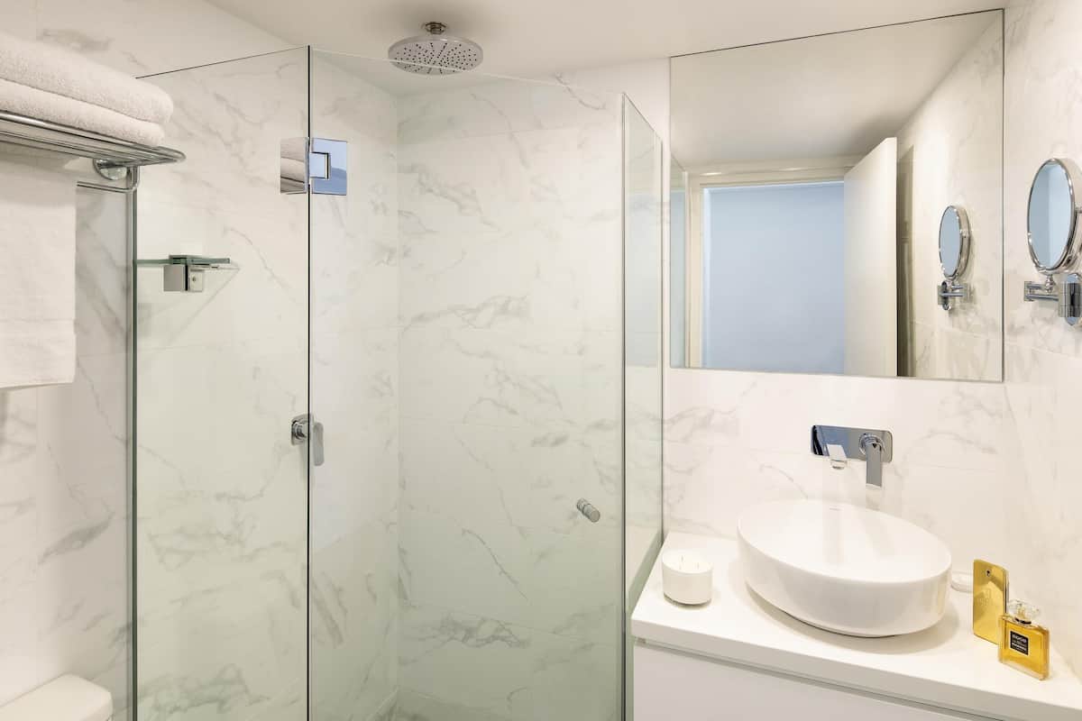 Coffres-forts dans les chambres, bureau, rideaux occultants