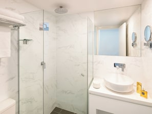 Shower, eco-friendly toiletries, hair dryer, bathrobes - ibis Sydney World Square (Sydney)