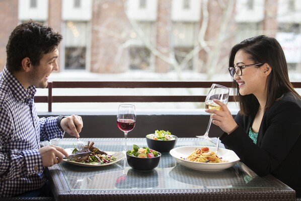 Se sirven desayunos y cocina local e internacional 