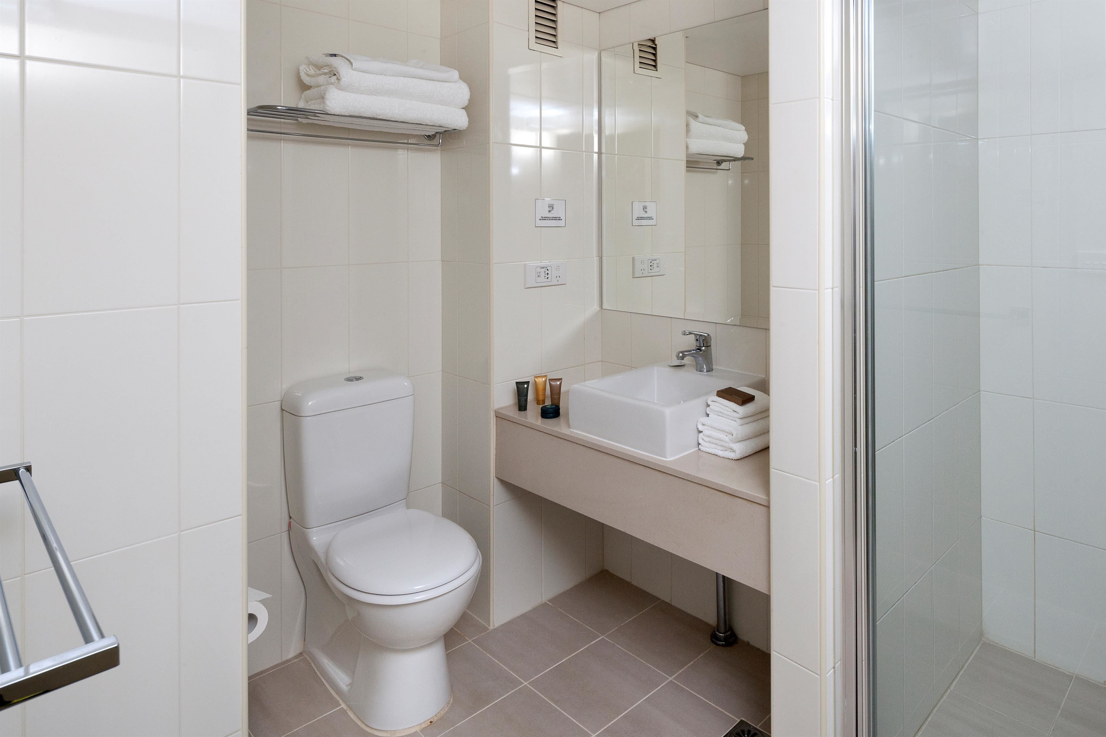 deluxe room, 1 queen bed, non smoking, kitchenette | bathroom sink