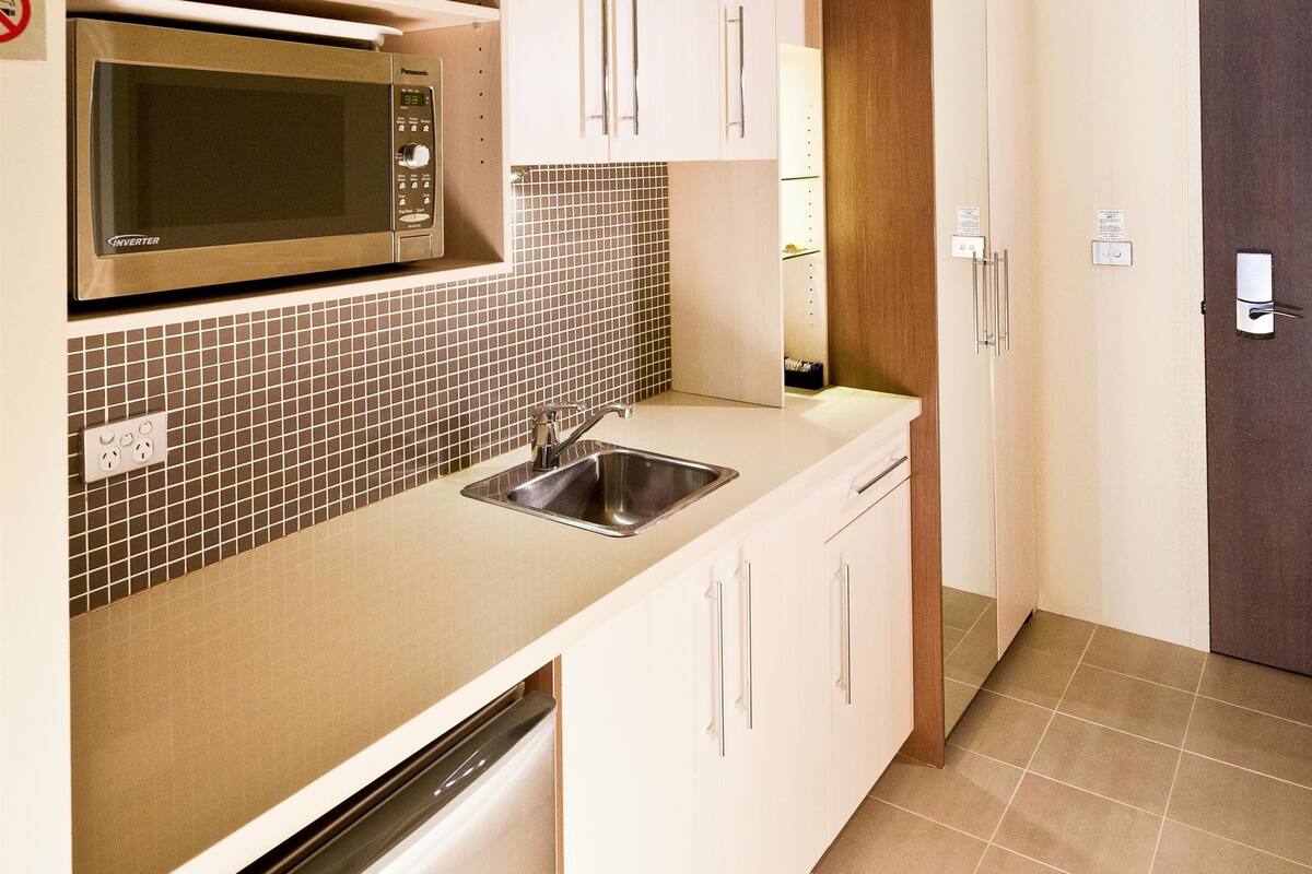 deluxe room, 1 queen bed, non smoking, kitchenette | private kitchen | fridge, microwave, coffee/tea maker, electric kettle