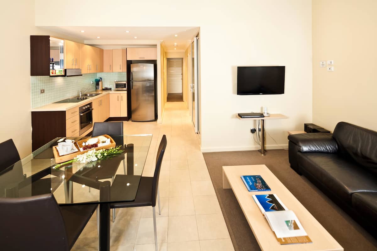 Standard-Apartment, Mehrere Betten, Nichtraucher, Küche (3 King Beds and 1 Single Bed) | Esszimmer