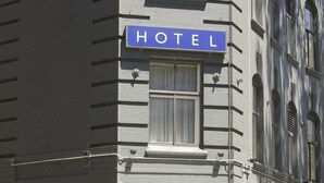 Un hotel con un letrero que dice