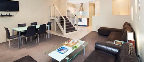 Standard Apartment, Multiple Beds, Non Smoking, Kitchen | Dining room