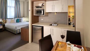 Habitación familiar, 2 camas Queen size, para no fumadores, cocineta | Cocineta privada | Refrigerador, microondas, cafetera y tetera y tetera eléctrica