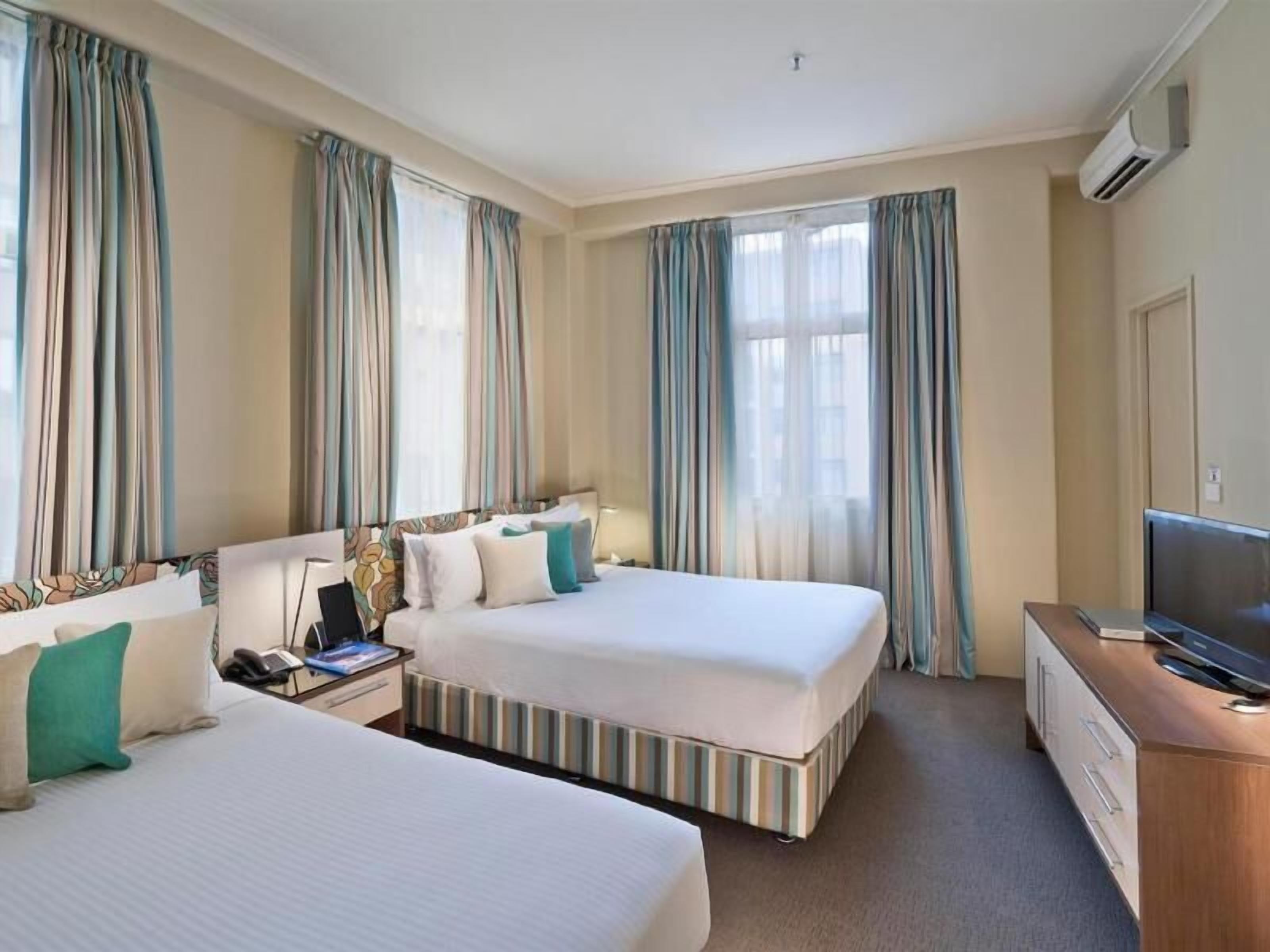 Caja de seguridad en la habitación, cortinas blackout y insonorización 