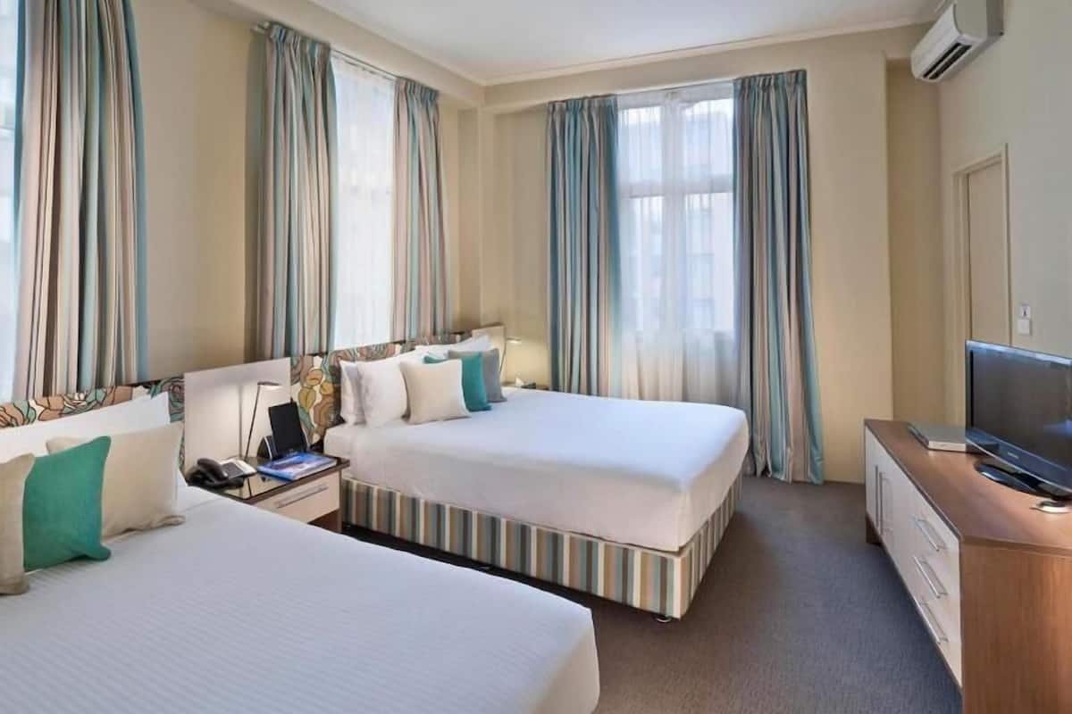 Caja de seguridad en la habitación, cortinas blackout y insonorización