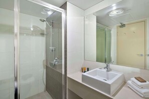 Habitación Deluxe, 1 cama de matrimonio grande, no fumadores, cocina básica | Baño | Ducha, artículos de higiene personal de diseño y secador de pelo