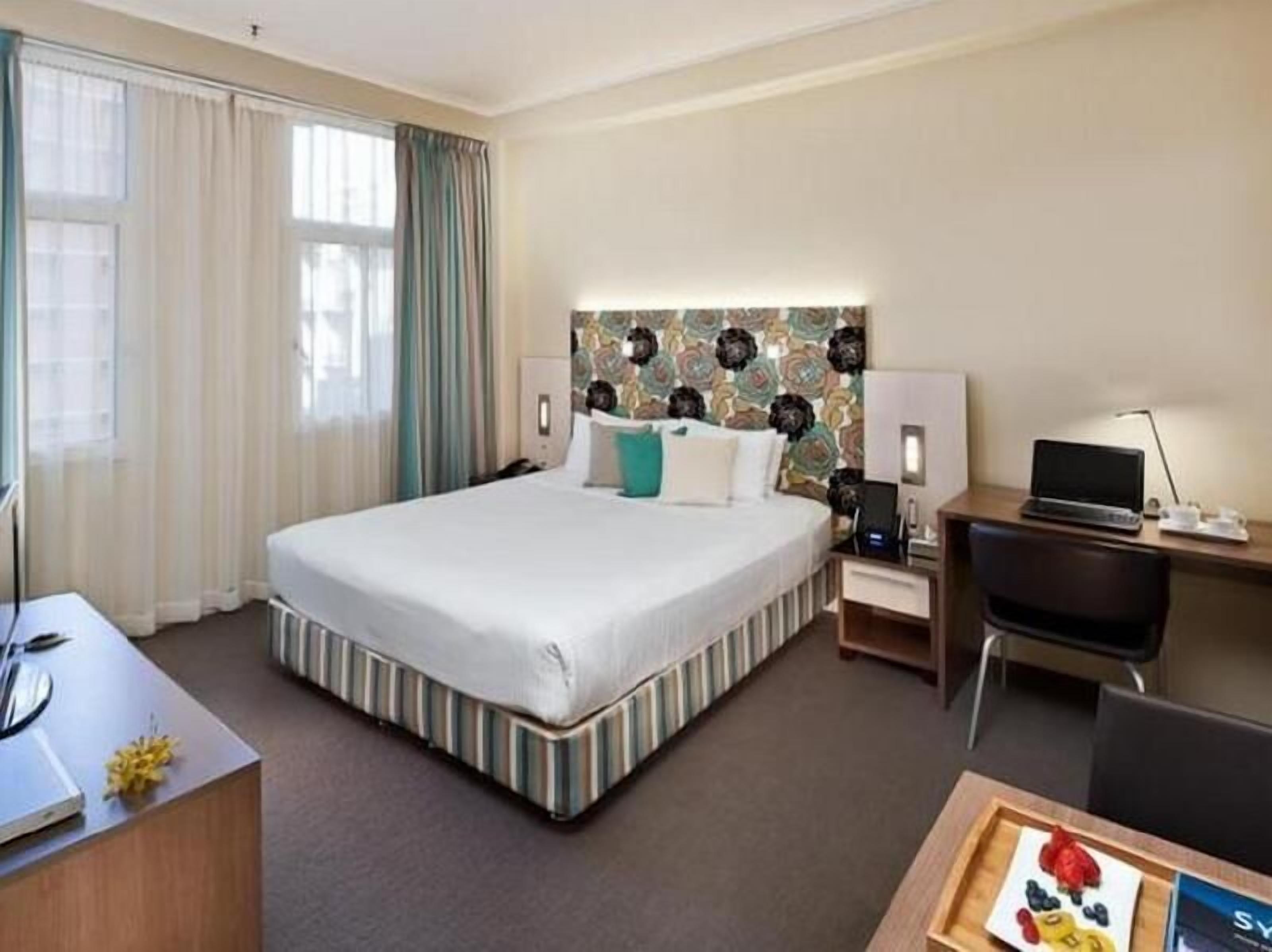 Caja de seguridad en la habitación, cortinas blackout y insonorización 