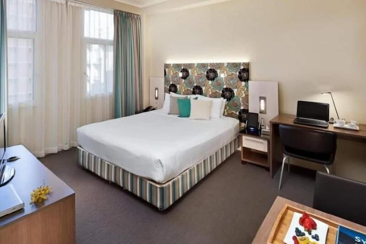 Caja de seguridad en la habitación, cortinas blackout y insonorización