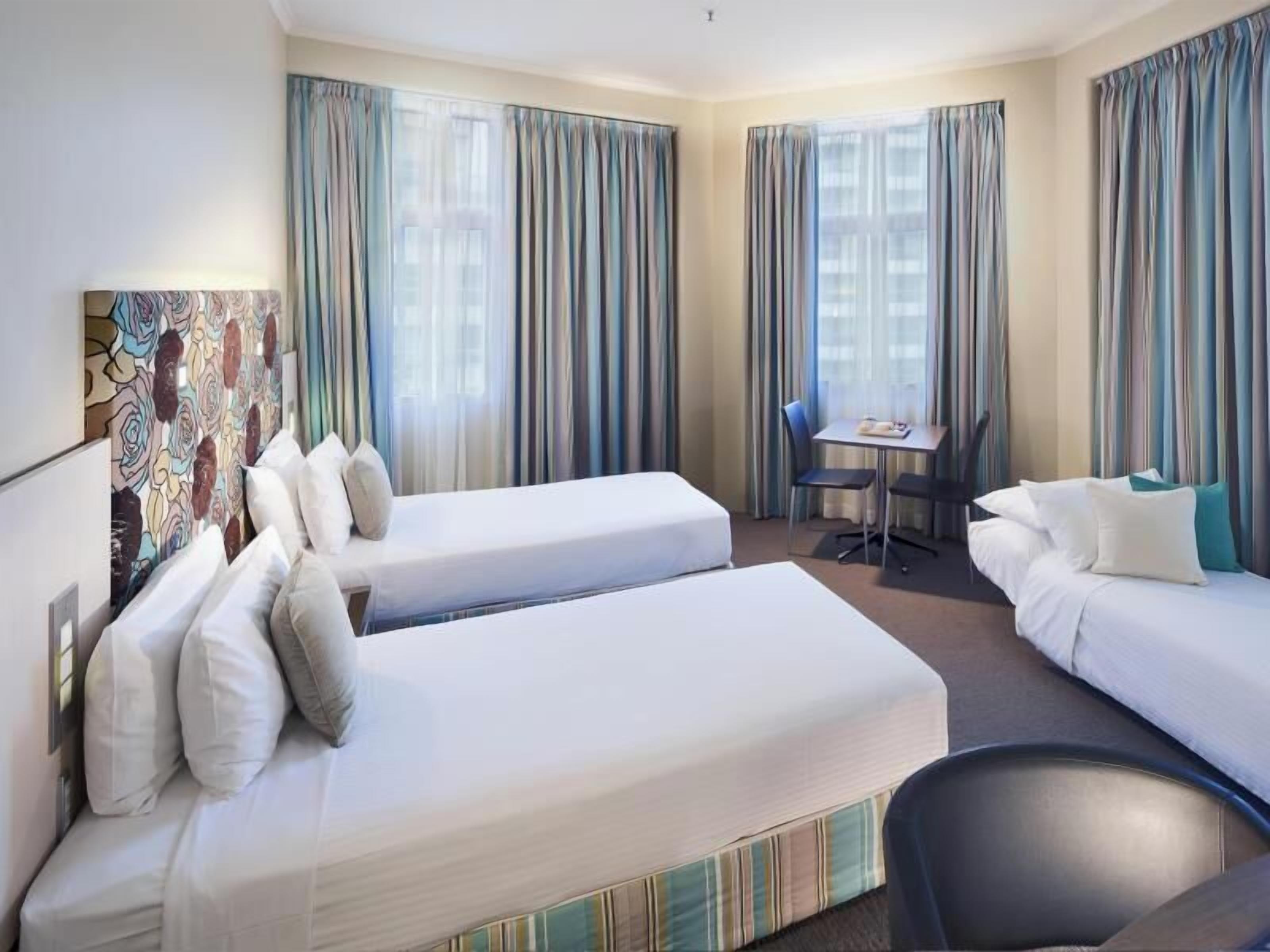 Caja de seguridad en la habitación, cortinas blackout y insonorización 