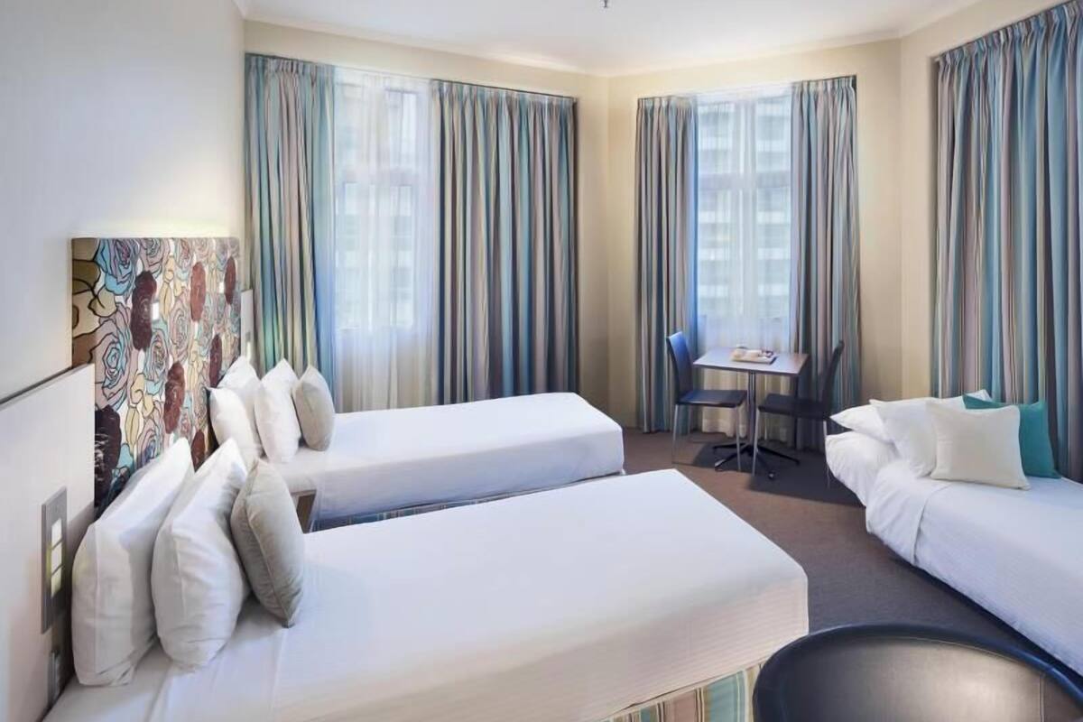 Caja de seguridad en la habitación, cortinas blackout y insonorización