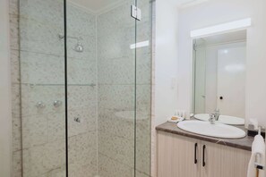 Room, Multiple Beds, Non Smoking | Desk, soundproofing, iron/ironing board, free cribs/infant beds - Comfort Inn Traralgon (Traralgon)
