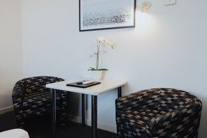 Deluxe Room, 1 King Bed | Living area