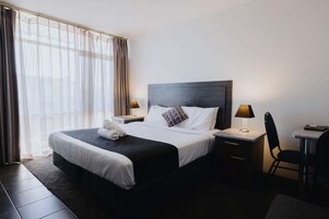 Quarto standard, 1 cama de casal | Escrivaninha, quartos à prova de som, ferros/tábuas de passar roupa