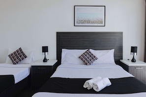 Chambre, 2 lits une place, accessible aux personnes à mobilité réduite (Efficiency, Upgrade) | Bureau, chambres insonorisées, fer et planche à repasser