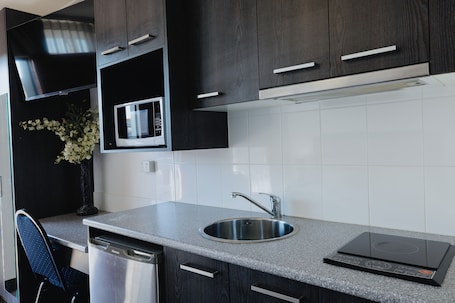 Standard Room, 1 Double Bed | Private kitchen. Comfort Inn Traralgon