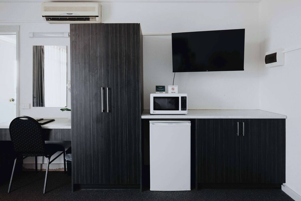 room, 2 single beds, accessible, non smoking (efficiency, upgrade) | desk, soundproofing, iron/ironing board, free cots/infant beds