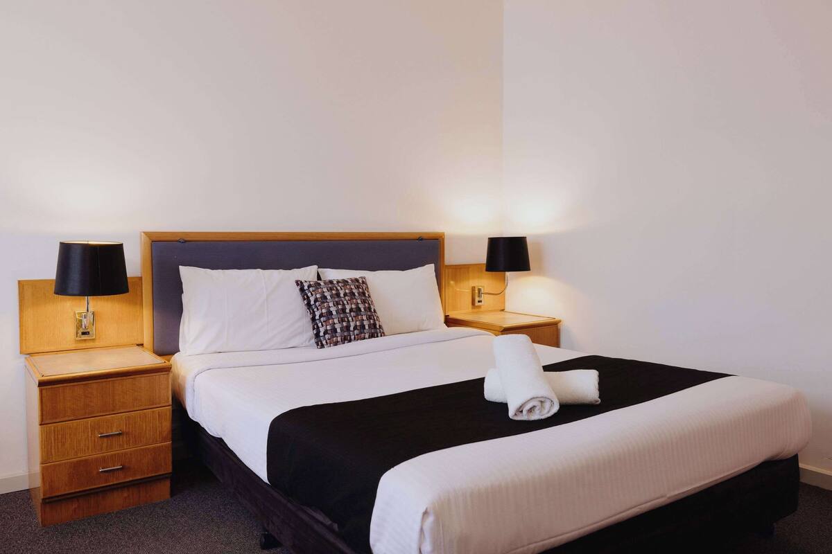Deluxe Room, 1 Queen Bed | Desk, soundproofing, iron/ironing board, cribs (free)