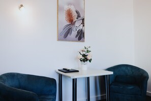 Chambre Deluxe, 1 très grand lit | Bureau, système d’insonorisation, fer et planche à repasser