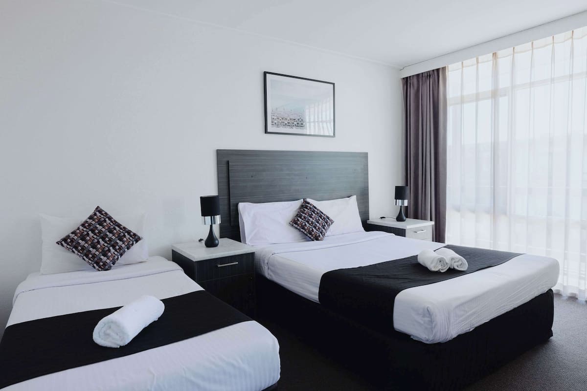 Chambre, 2 lits jumeaux, accessible aux personnes à mobilité réduite (Efficiency, Upgrade) | Bureau, système d’insonorisation, fer et planche à repasser